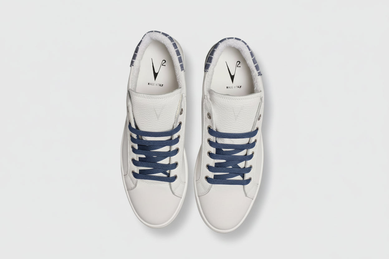 V2 SNEAKERS UOMO IN PELLE A SUOLA BASSA BIANCA CON RETRO IN TESSUTO  BLU
