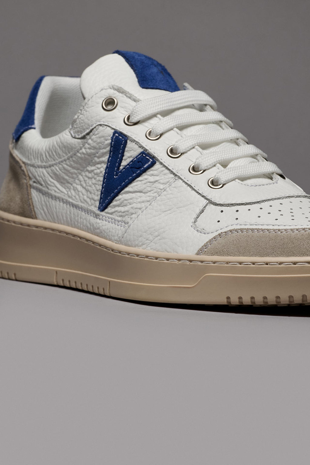 V2 SNEAKERS WHITE WITH SUEDE BACK AND BLUE INSERT ROYAL BLUE