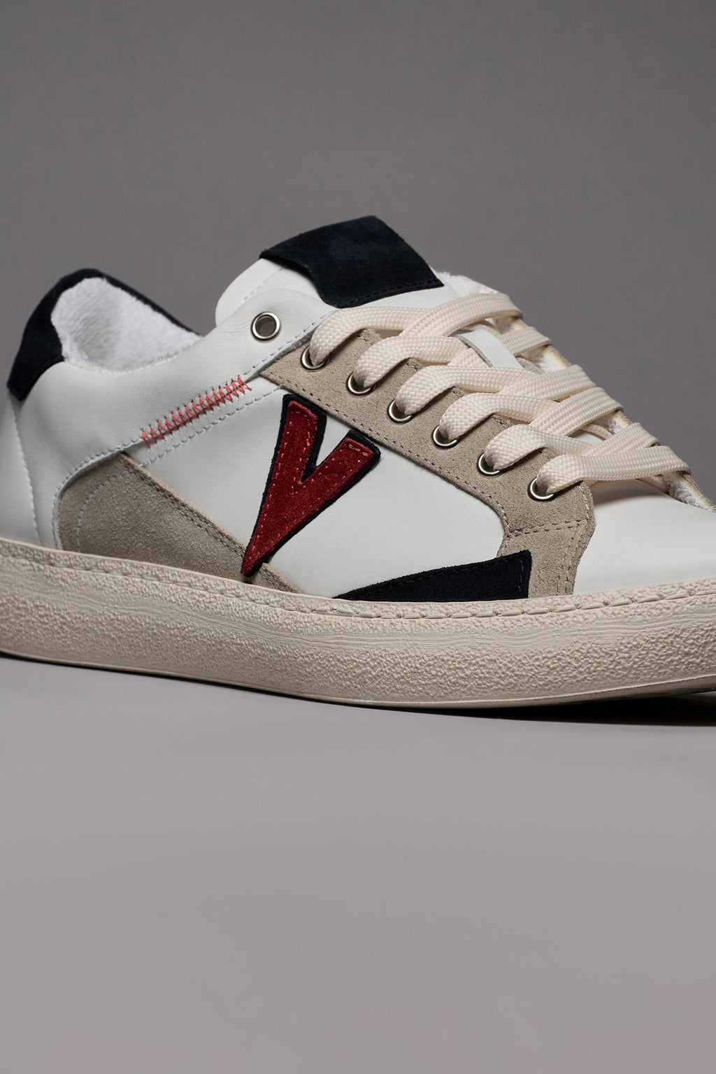 V2 PABLITO - WHITE SNEAKERS WITH SAND BLUE AND RED INSERTS