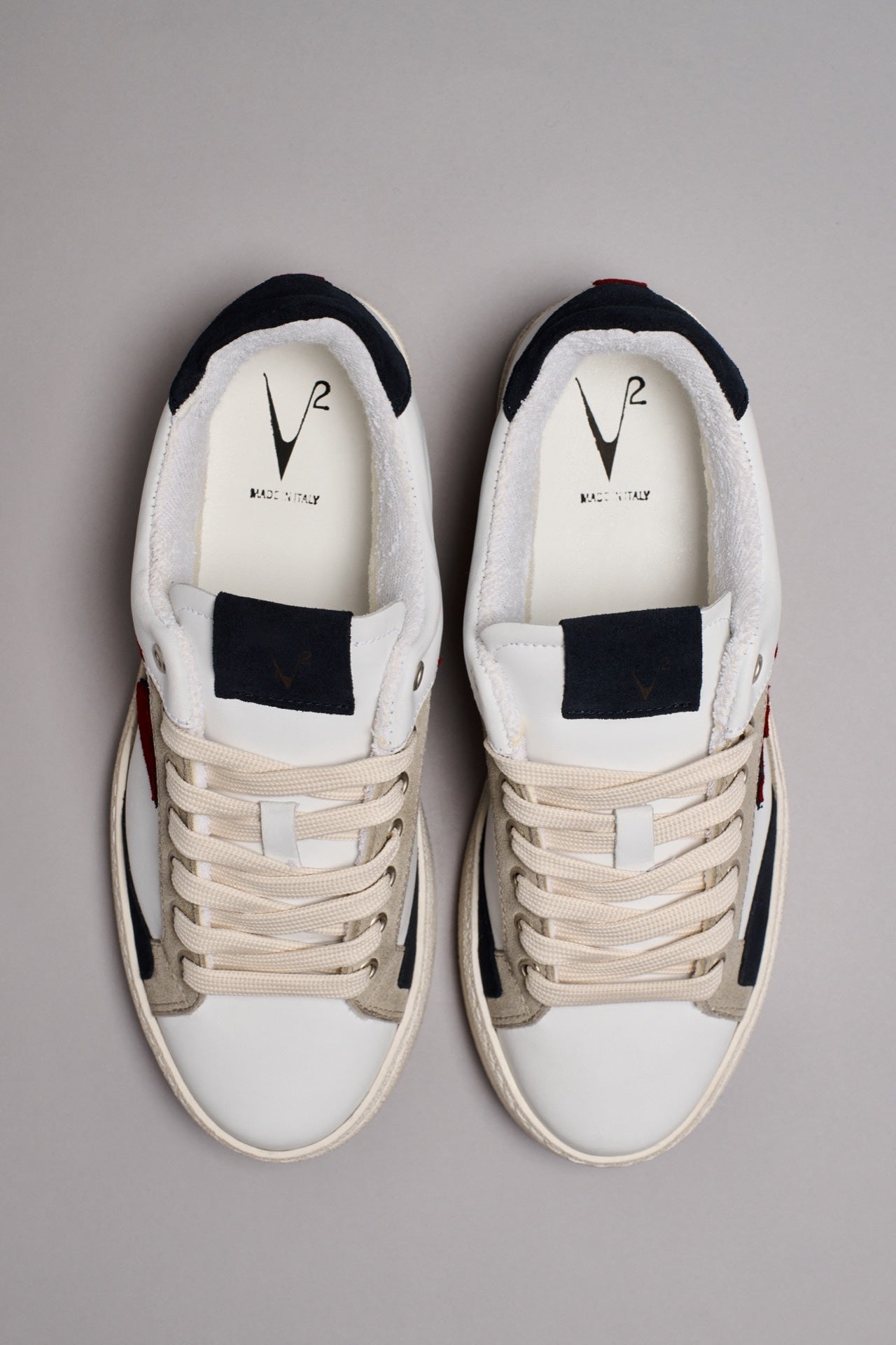 V2 PABLITO - SNEAKERS BIANCA CON INSERTI BLU SABBIA E ROSSO