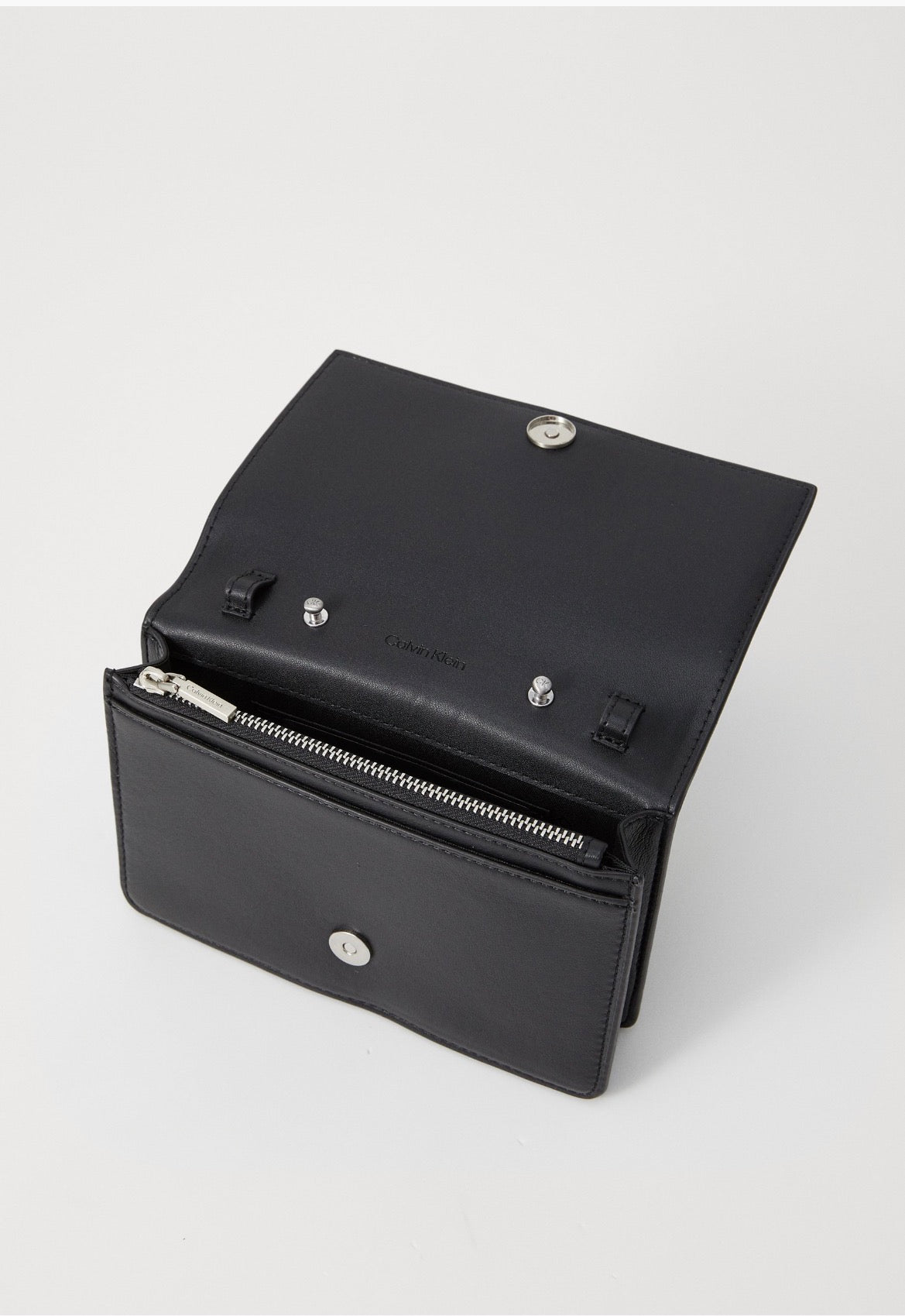CALVIN KLEIN BORSA NERA
BORSA A TRACOLLA HARDWARE CON PATTINA