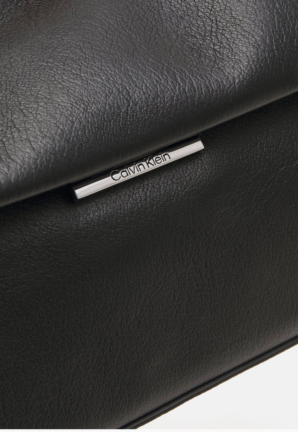 CALVIN KLEIN BORSA NERA CON TRACOLLA ARGENTO 
LINEAR SHOULDER BAG SM PEBBLE