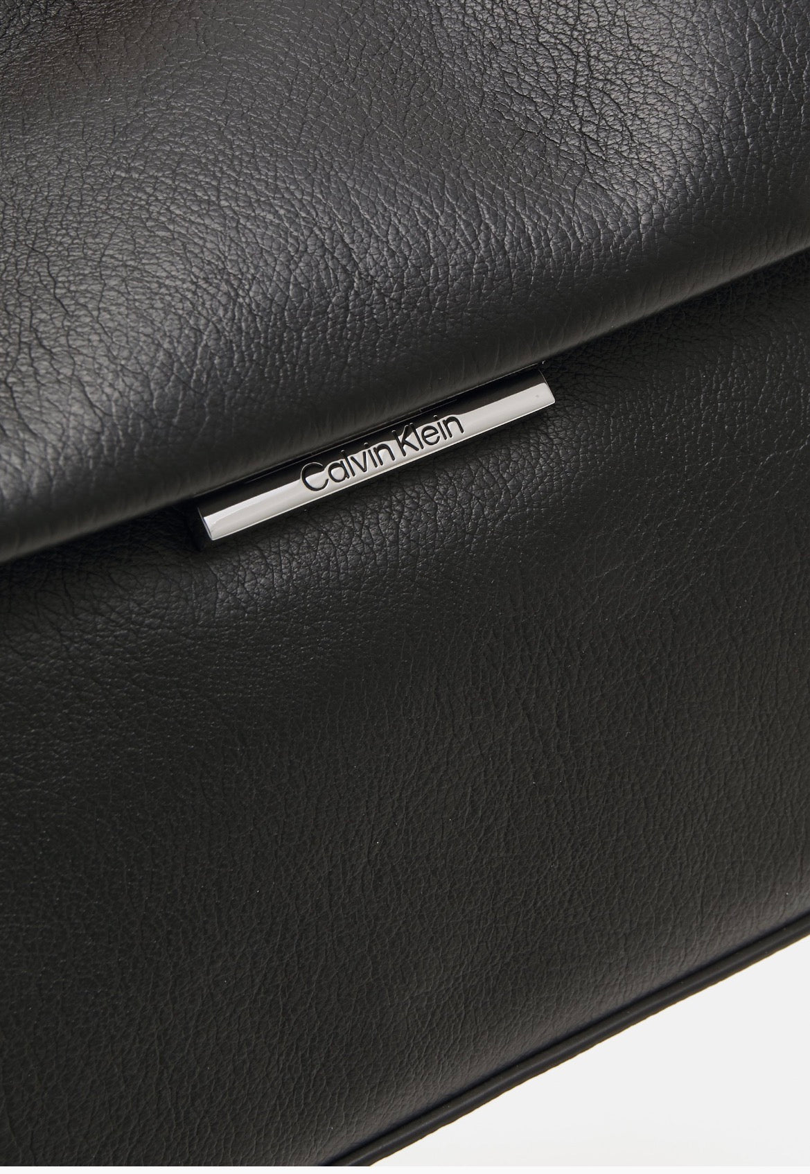 CALVIN KLEIN BORSA NERA CON TRACOLLA ARGENTO 
LINEAR SHOULDER BAG SM PEBBLE