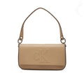CALVIN KLEIN BORSA A SPALLA SCOLPITA CON PATTA