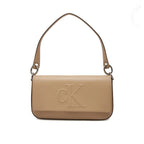CALVIN KLEIN BORSA A SPALLA SCOLPITA CON PATTA