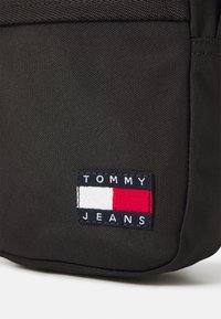 BORSELLINO TOMMY JEANS TJM ESS DAILY REPORTER NERA